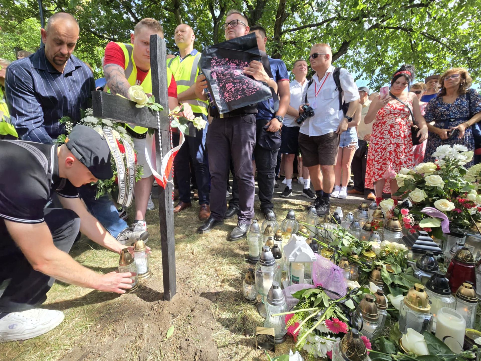 W miejscu ataku pojawił się krzyż