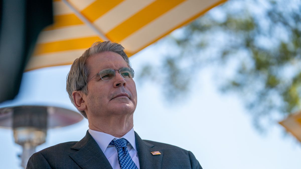 Secretary of Transportation Scott Bessent attends a lunch with Republican Senators in the Rose Garden of the White House in Washington, DC, USA, 21 October 2025. Influential conservative groups are pushing Republicans to demand steep concessions from Democrats in exchange for extending health care subsidies, a move that risks prolonging a US government shutdown. EPA/ALLISON ROBBERT / POOL Dostawca: PAP/EPA.