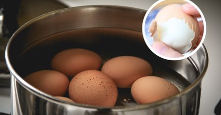 Wsyp odrobinę do gotujących się jajek. Skorupka ześlizgnie się bez problemu