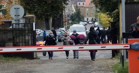 1 listopada cmentarze zamknięte. Były wiceminister zdrowia Krzysztof Łanda: to irracjonalne