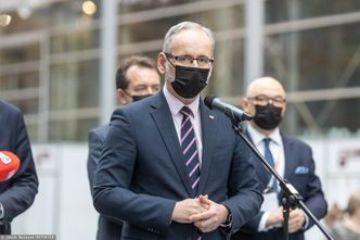 Koronawirus nie może się zatrzymać. Polacy mówią "tak" obostrzeniom