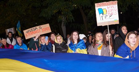 Długa kolejka przed ambasadą Rosji w Warszawie. Chcieli zagłosować