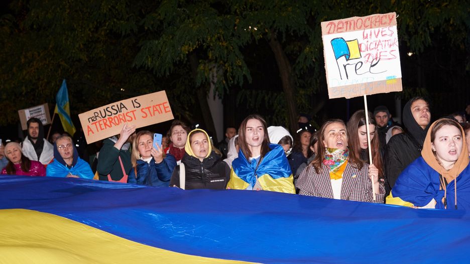 Protest przed Ambasad? Rosji w Warszawie
10.10.2022 Warszawa Demonstracja solidarnosci z Ukraina przed Ambasada Rosji w Warszawie po atakach rakietowych na terytorium Ukrainy 
fot: Oleg Marusic/REPORTER
Oleg Marusic/REPORTER
