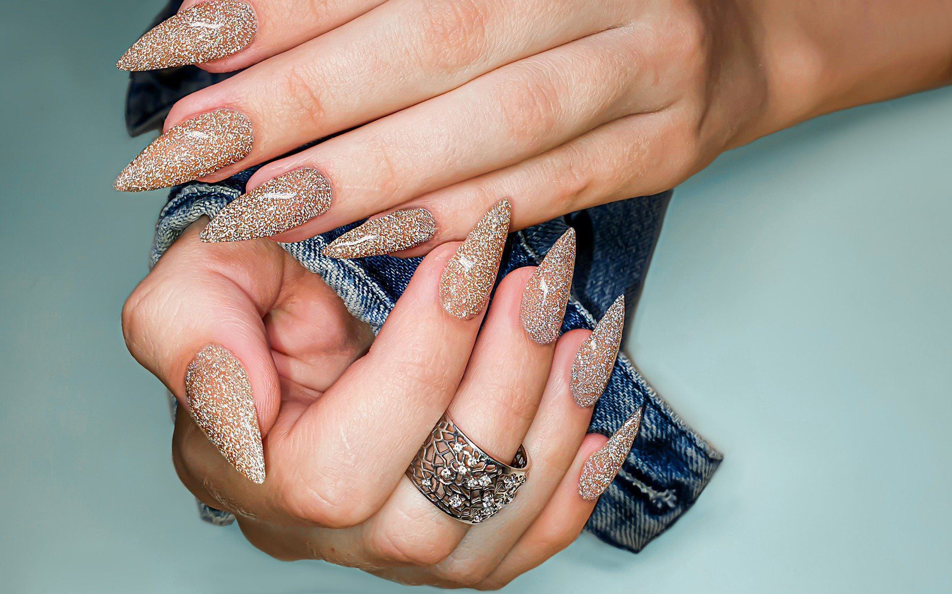 Brokatowe paznokcie - efektowny manicure