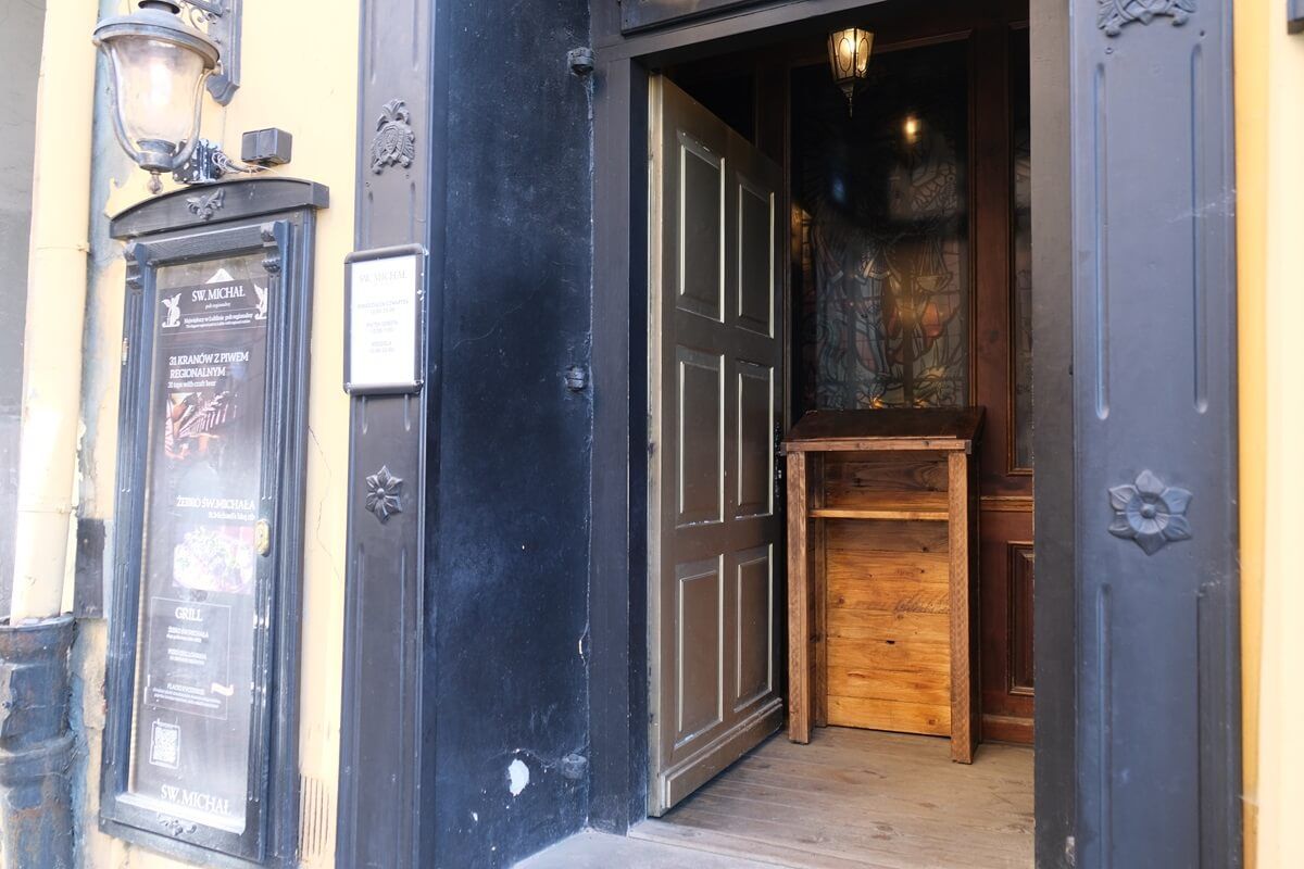Otwarte drzwi do restauracji Św. Michał i usunięta kartka