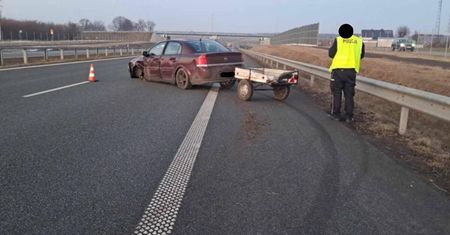 Oplem z przyczepką uderzył w bariery na drodze ekspresowej S19. Kierowca dostał mandat