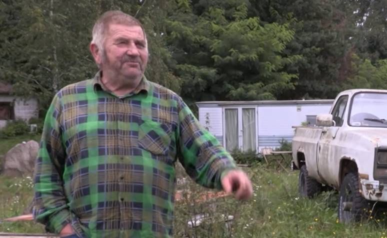 Gienek z Plutycz na terenie gospodarstwa