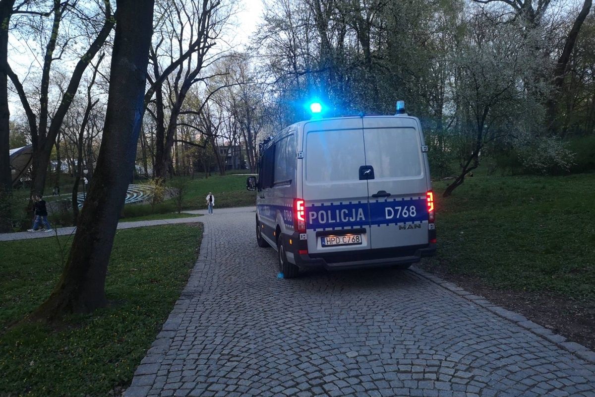 Patrol policji interweniujący w Ogrodzie Saskim