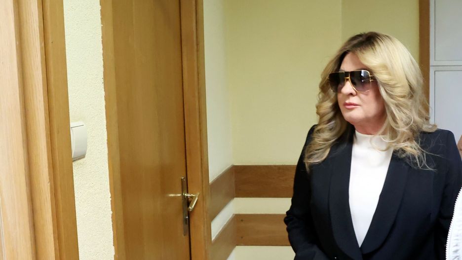 Beata Kozidrak przed salą sądową