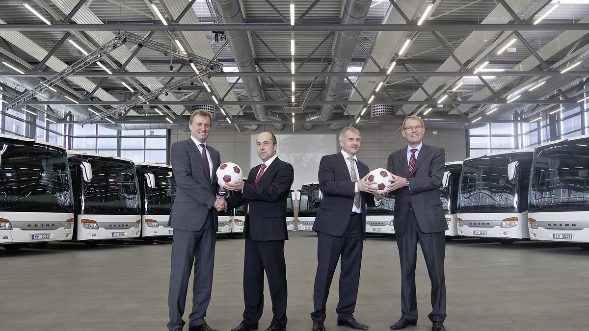 Przekazanie 16 autokarów Setra