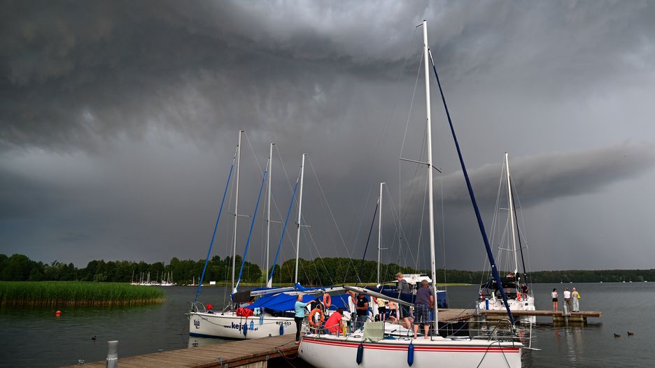 chmury burzowe
Marcin Bielecki
akwen, burzowe, chmury, jezioro, mazury, pogoda, woda, za�amanie pogody, �agl�wki, lato, niebo, turystyka, urlop, wakacje, wypoczynek, zachmurzone, pomost