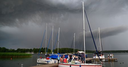Przewracało łódki, ratowali żeglarzy. Burze nad Mazurami