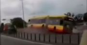 Warszawa. Świadek nagrał wypadek autobusu
