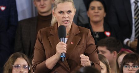"Kłamstwo na każdej stronie". Znany profesor pozywa Nowacką