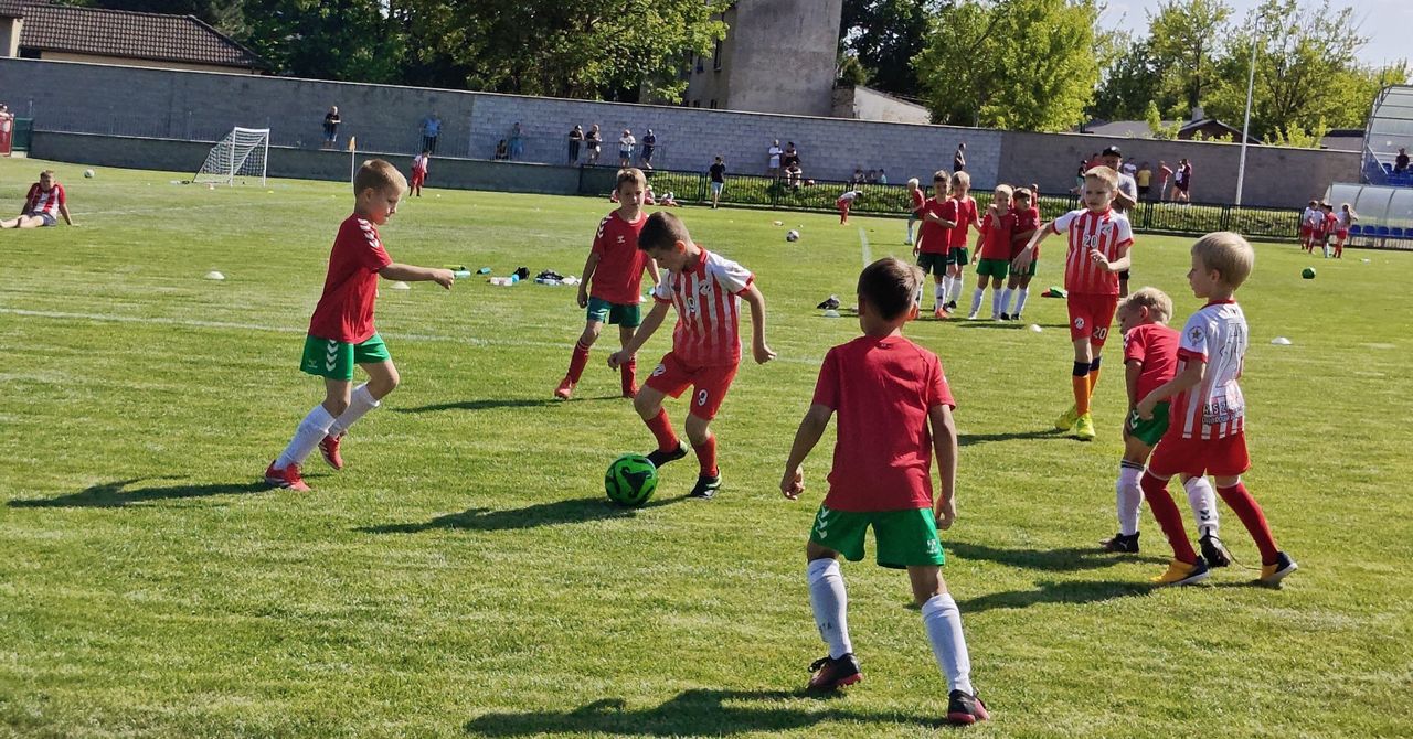 Tłumy na stadionie, emocje na boisku. Klub z Dąbrowy świętuje stulecie