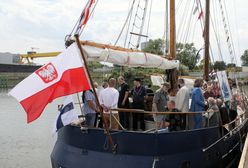 Warszawa. Jacht "Ojciec Bogusław" ochrzczony. Zbudowali go bezdomni