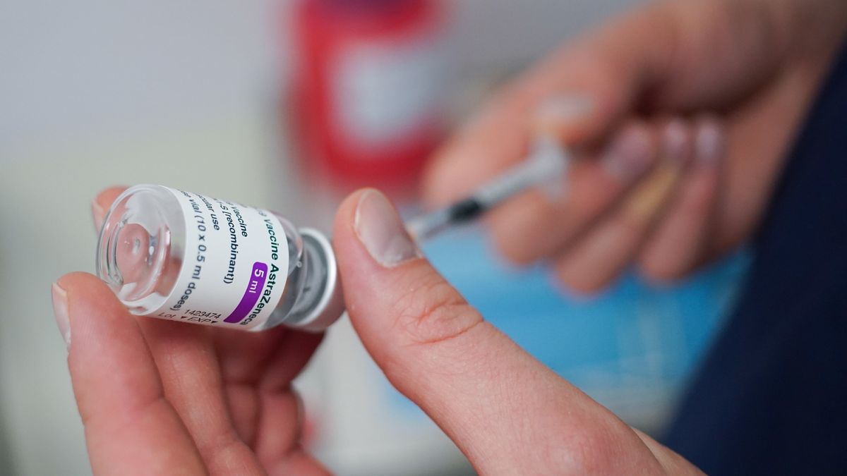 Szczepienia na COVID-19. Kto może skorzystać i jak wygląda program szczepień?