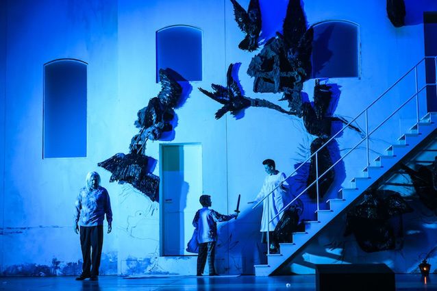 Scena zbiorowa. Ewa Vesin (Ortruda) w „Lohengrinie“ w Hannoverze © Bettina Stöß