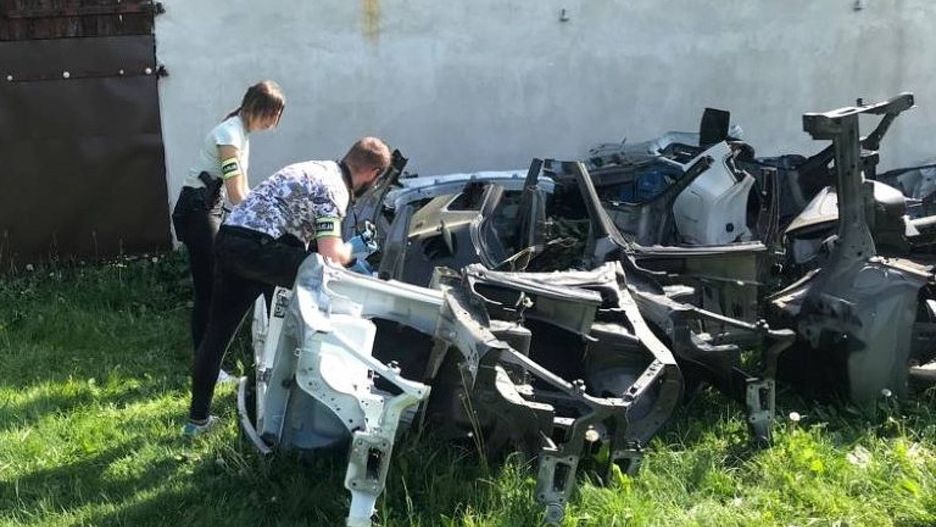 "Dziupla" pod Łodzią, w której znajdowały się części skradzionych w Niemczech samochodów