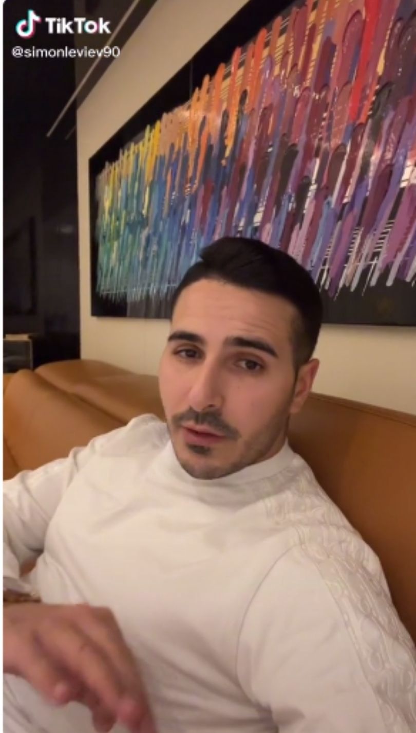"Oszust z Tindera" przypomina o sobie podczas live'a na TikToku