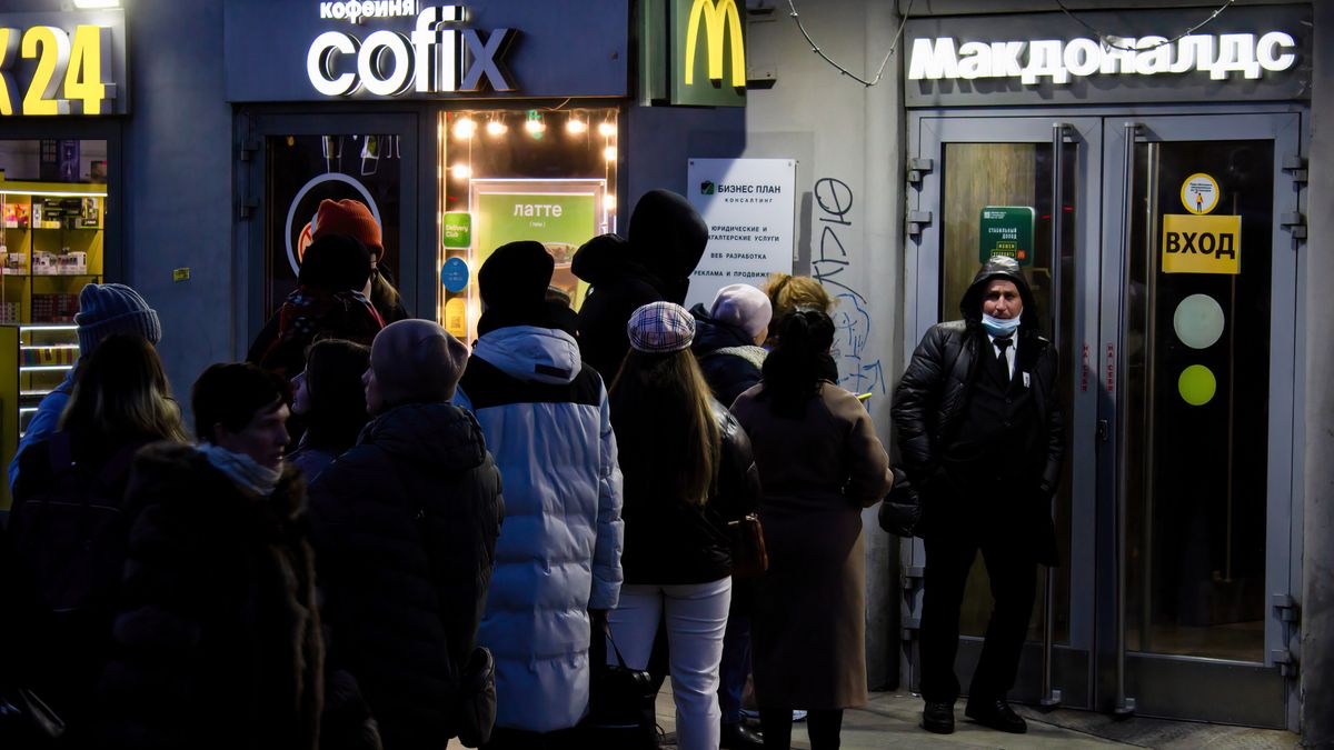 Na zdjęciu kolejka do rosyjskiego McDonald'sa
