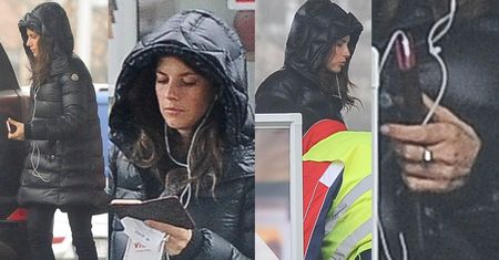 Weronika Rosati w czarnym kapturze chwali się pierścionkiem przy furze (ZDJĘCIA)