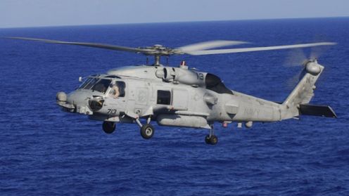 Duzi chłopcy bawią się helikopterami. Prawdziwymi. 1