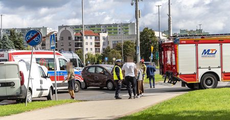Piła: Zderzenie dwóch samochodów na Rondzie Solidarności - AKTUALIZACJA