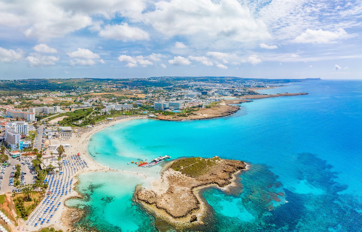 Plaża Nissi znajduje się w rejonie Ayia Napa