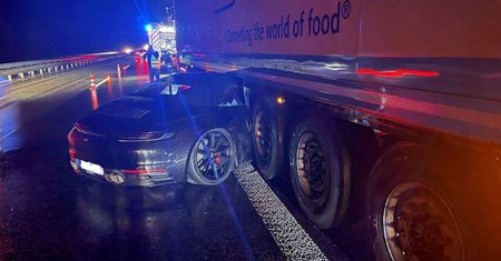Porsche 911 wylądowało pod naczepą. Niemiecki kierowca miał dużo szczęścia