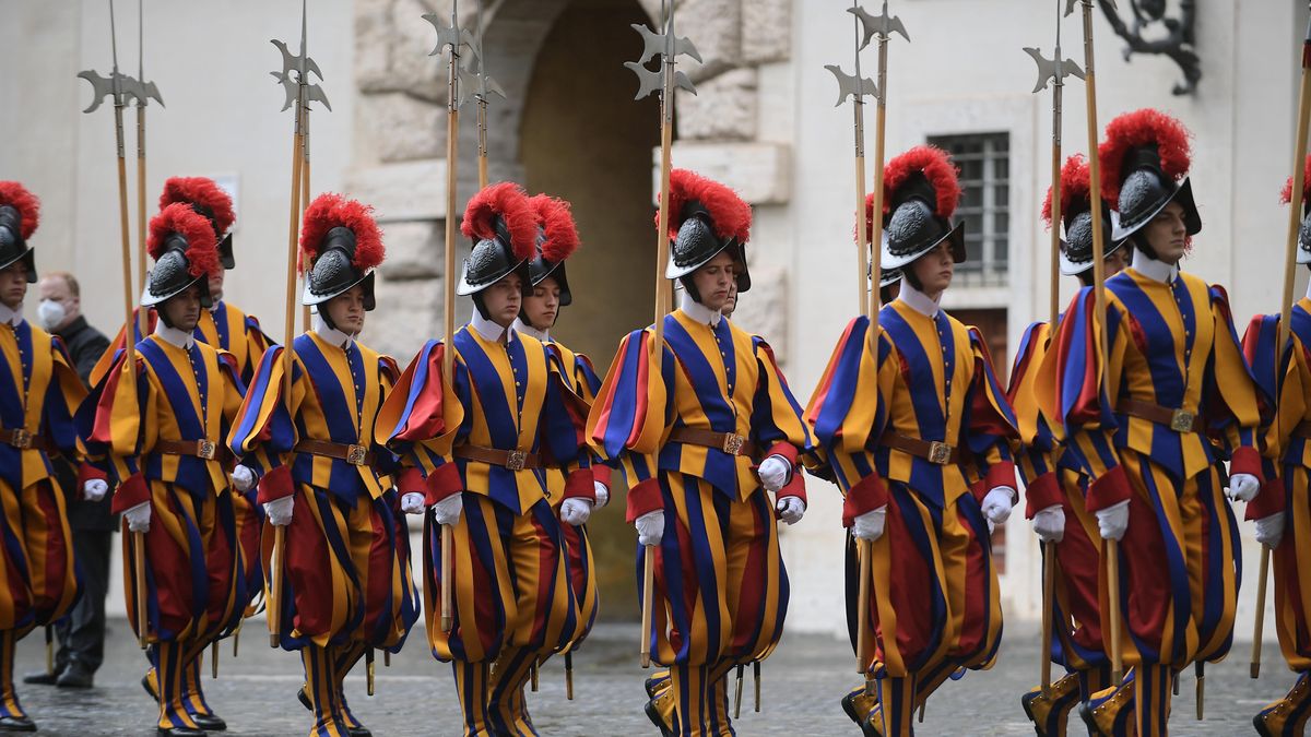 Gwardia Szwajcarska postawiona na nogi. Jeden fakt budzi zdziwie