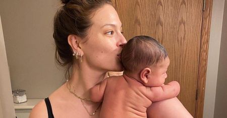 Ashley Graham na pierwszej okładce po porodzie. Pokazuje ciało bez retuszu
