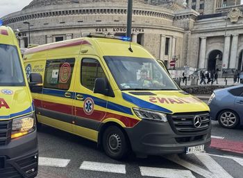 Kierowca wjeżdżał na parking przy Złotych Tarasach. Potrącił trzy nastolatki