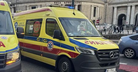 Kierowca wjeżdżał na parking przy Złotych Tarasach. Potrącił trzy nastolatki