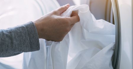 Pierzesz tak firanki? W ten sposób nigdy nie będą białe. Znamy lepszy trik