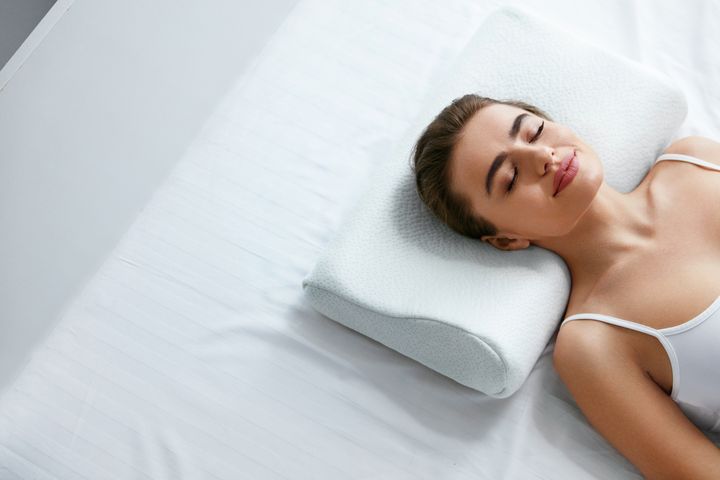 Poduszka ortopedyczna pozwala na utrzymanie zdrowej pozycji ciała w trakcie snu.