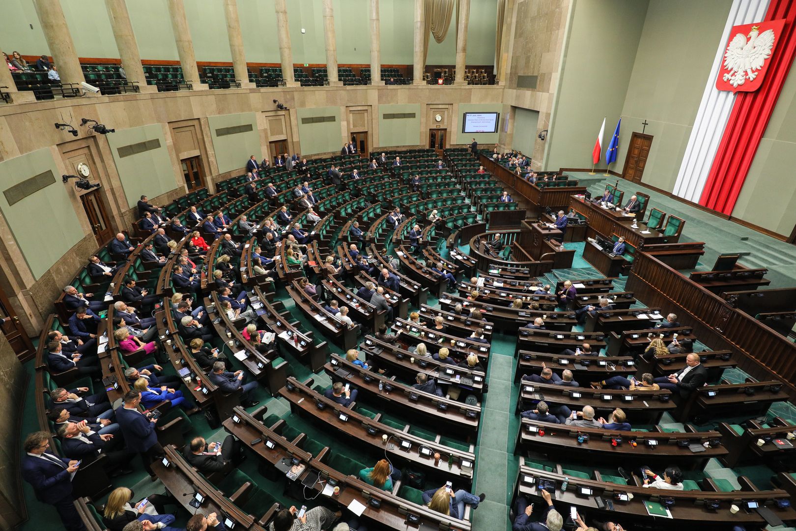 Warszawa, 21.12.2023. Posłowie na sali obrad Sejmu w Warszawie, 21 bm. Sejm zajmuje się m.in. projektem ustawy budżetowej na rok 2024. (ad) PAP/Paweł Supernak