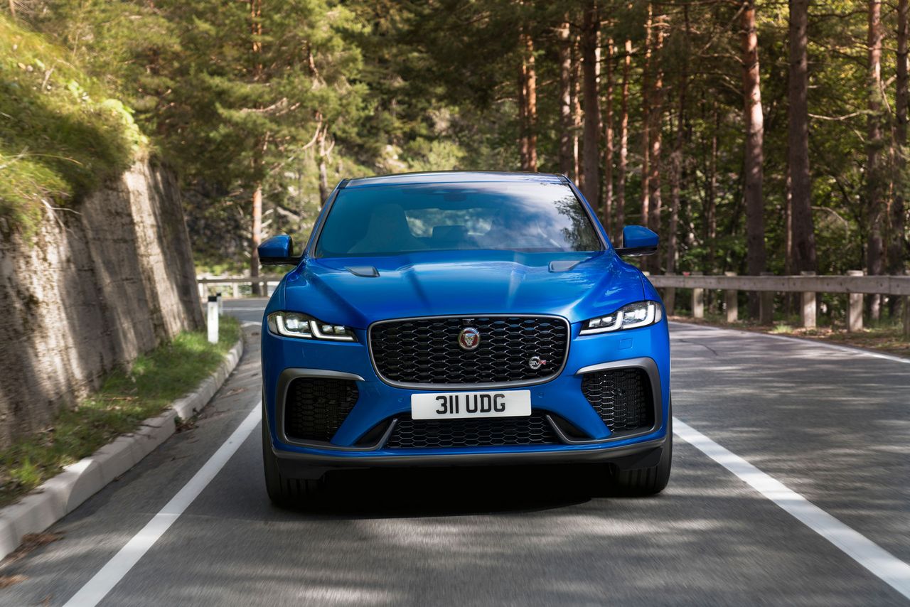 Jaguar F-Pace SVR po liftingu. Stał się szybszy i bardziej luksusowy