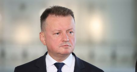 Ludzie ślą pieniądze na PiS. Błaszczak podał kwotę