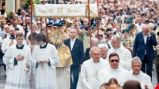 Tradycja nakazuje. Tłumy wiernych w procesjach na Boże Ciało [fotogaleria]