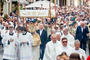 Tradycja nakazuje. Tłumy wiernych w procesjach na Boże Ciało [fotogaleria]