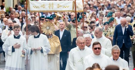 Tradycja nakazuje. Tłumy wiernych w procesjach na Boże Ciało [fotogaleria]