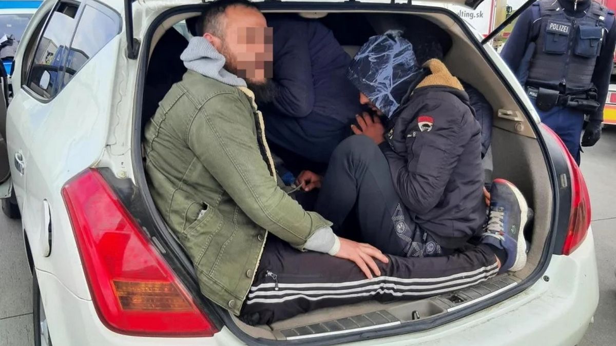 14 mężczyzn ściśniętych w bagażniku nissana murano fot. Bundespolizei Mitteldeutschland