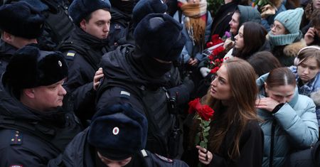 Moskwa ściga uczestników pogrzebu Nawalnego