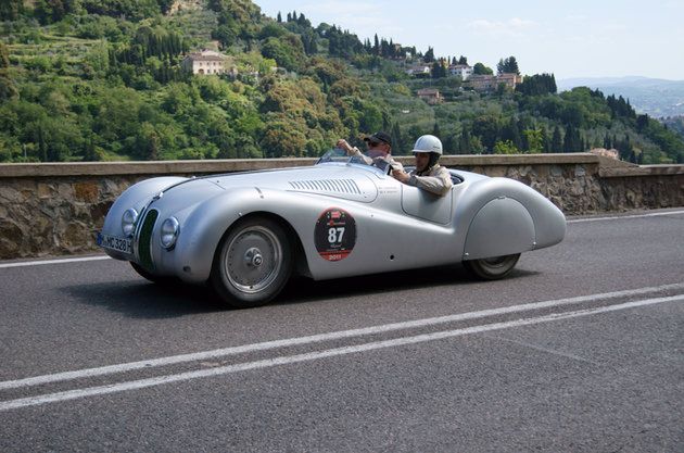 Rowan Atkinson w BMW 328 na Mille Miglia - zdjęcie z Shutterstock