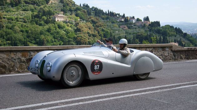 Rowan Atkinson w BMW 328 na Mille Miglia - zdjęcie z Shutterstock