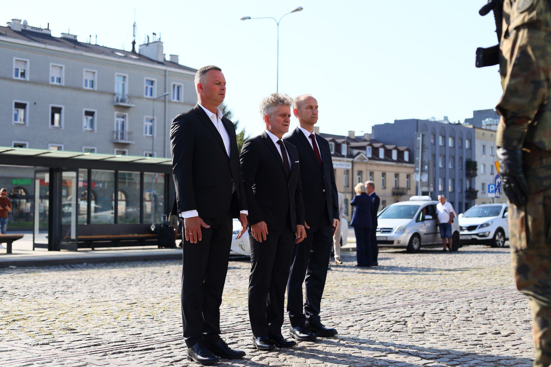 Od lewej: przewodniczący Komisji Rodziny i Polityki Społecznej, Arkadiusz Ślipikowski, radny Sejmiku Województwa Świętokrzyskiego, Sławomir Gierada oraz Senator Rzeczypospolitej Poslkiej, Krzysztof Słoń