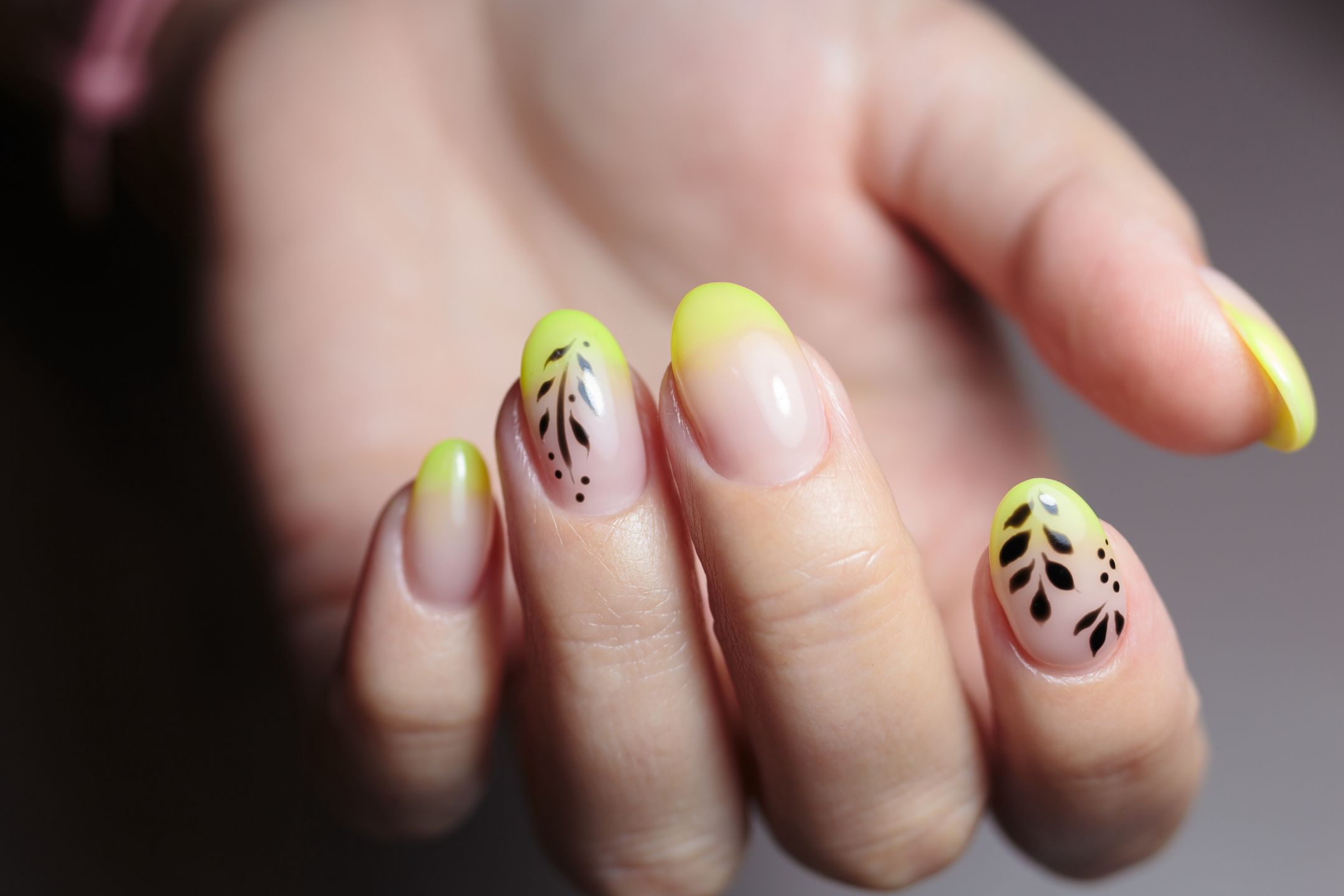 Żółty manicure