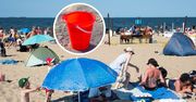 Biorą na plażę wiadro i stawiają obok ręcznika. Trik robi furorę