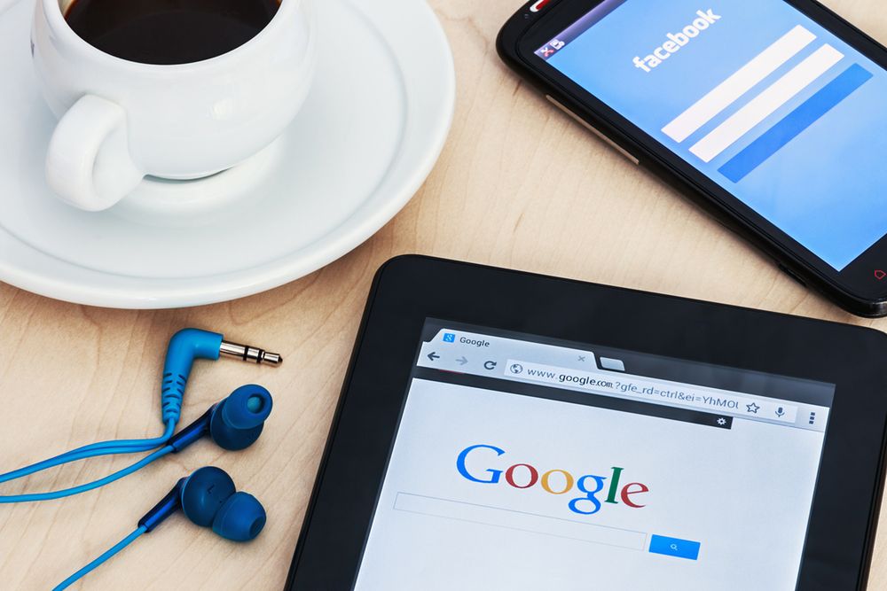 Zdjęcie kawy, Google i Facebooka pochodzi z serwisu Shutterstock